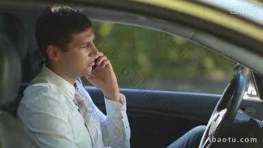 打着领带的自信商人坐在车窗外用智能手机交流